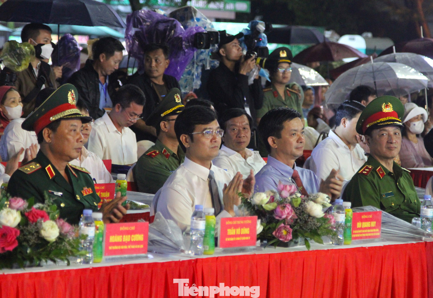 Các đại biểu tại lễ khai mạc.