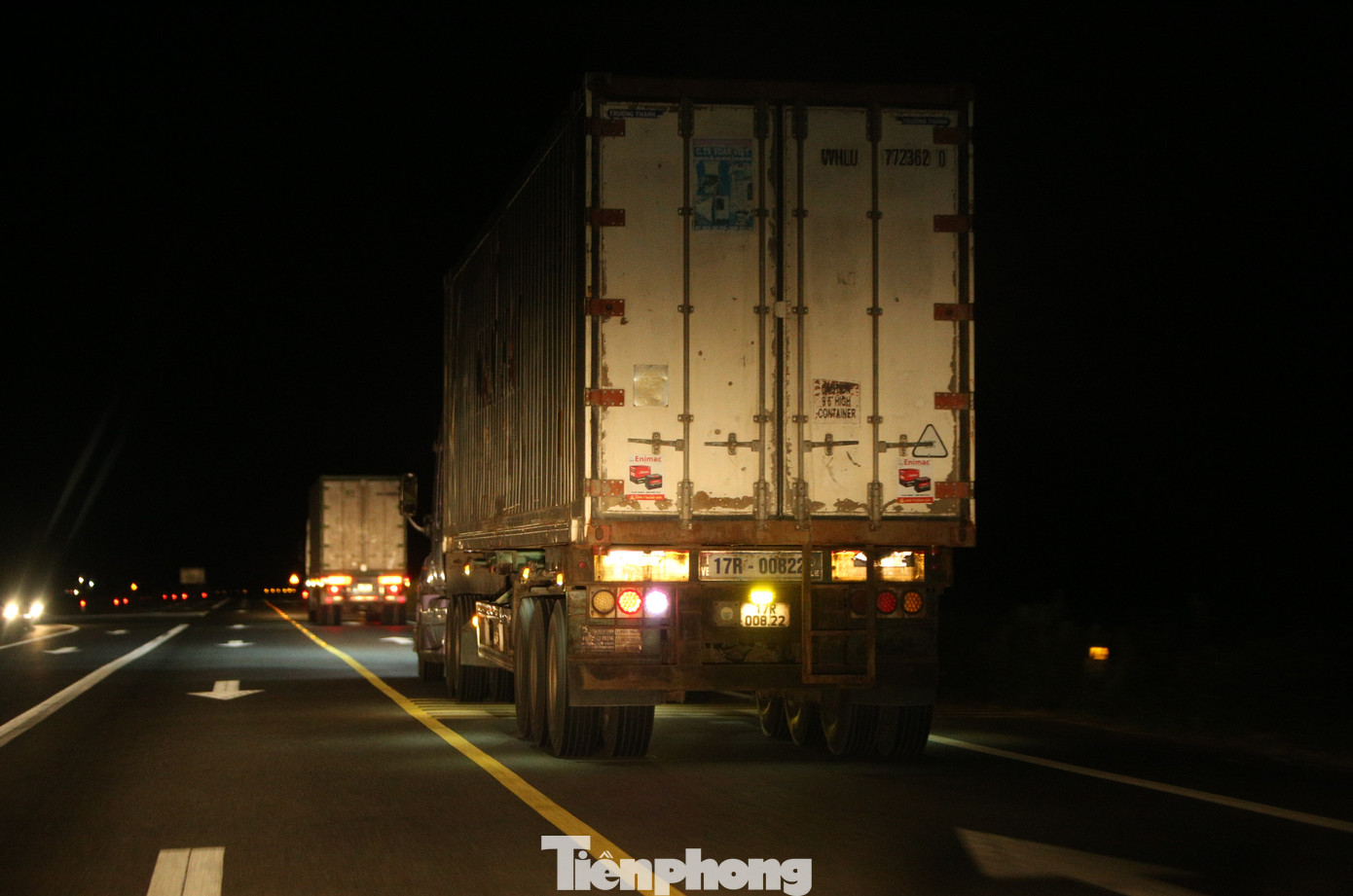 Người dân phản ánh, trên đoạn đường ven biển qua huyện Lộc Hà và Nghi Xuân, hầu hết không có hệ thống đèn đường song có nhiều đường nhánh dân sinh nên việc xe tải trọng lớn lưu thông liên tục với tốc độ cao tiềm ẩn nguy cơ mất an toàn giao thông.