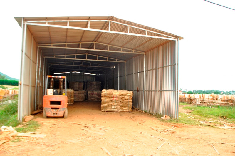 Chủ xưởng mộc 'trưng dụng' một khoảng đất trong khu tái định cư làm kho chứa hàng.