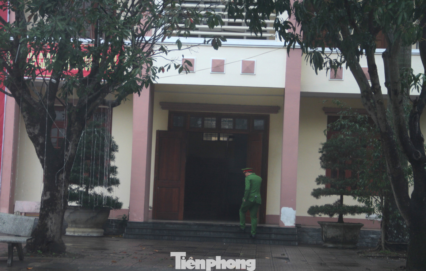 Việc khám xét hoàn tất lúc gần 13h cùng ngày. Việc khám xét hoàn tất lúc gần 13h cùng ngày.