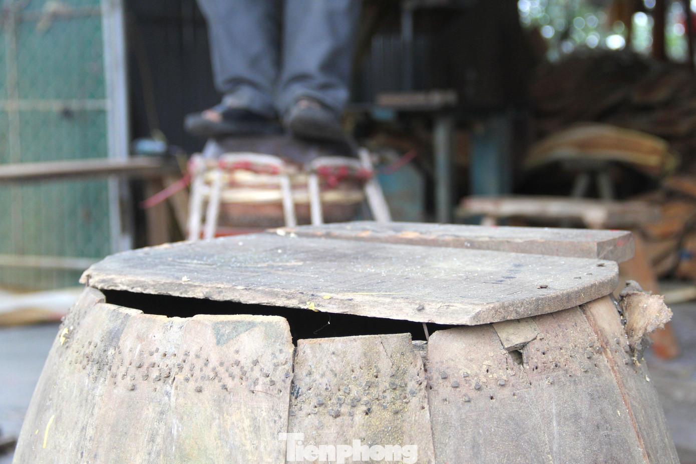 Ông Cư cho biết, mỗi chiếc trống thường có tuổi thọ hàng chục năm. Tuy nhiên, do cách bảo quản chưa tốt nên phần lớn chừng gần chục năm nhiều người đã phải thay trống mới, hoặc đi sửa, thay mặt trống.