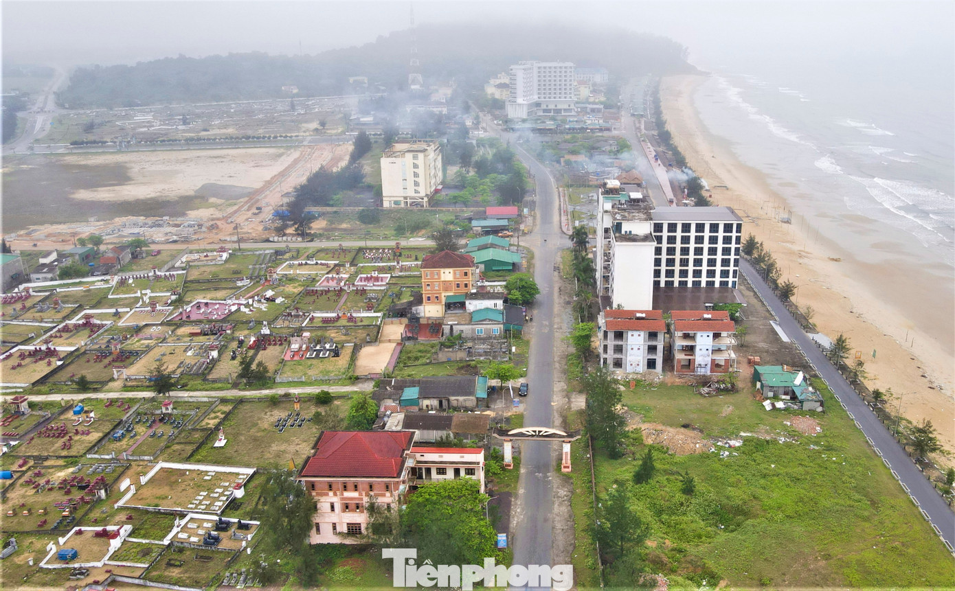 Ngành chức năng nhận định việc di dời được khu nghĩa trang cạnh biển sẽ giúp Thiên Cầm có thêm nhiều cơ hội đầu tư, phát triển du lịch. Ngoài ra, để đồng bộ hơn cho du lịch địa phương, huyện Cẩm Xuyên cũng tiến hành nâng cấp cơ sở hạ tầng, cơ sở lưu trú, vệ sinh môi trường, chỉnh trang cảnh quan xanh sạch đẹp, tạo điều kiện tốt nhất để phục vụ du khách.