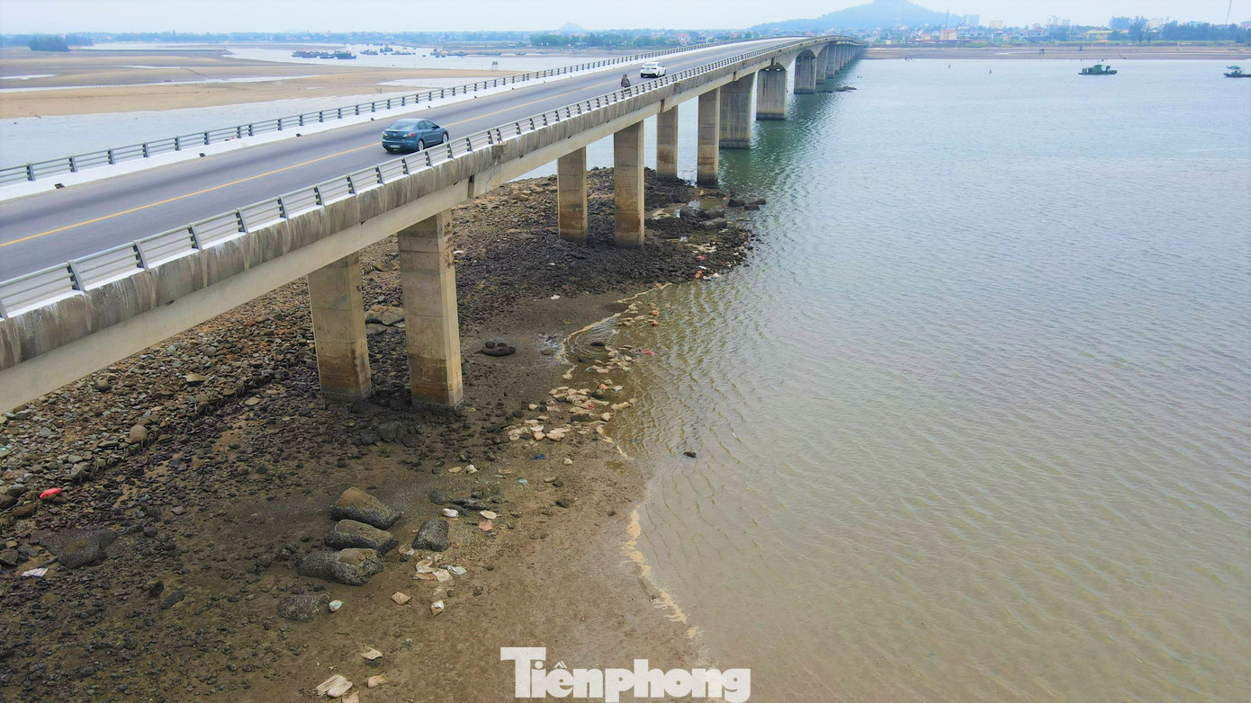 Công trình được khởi công xây dựng năm 2010 và hợp long vào năm 2014 do Sở GTVT Hà Tĩnh làm chủ đầu tư. Cây cầu có chiều dài 1.368 m, được thiết kế vĩnh cửu. Tuy nhiên, sau khi hoàn thành xây dựng, các nhà thầu chưa hoàn trả mặt bằng mà "bỏ quên" hàng trăm tấn đá, khối xi măng sau thi công dưới chân cầu.