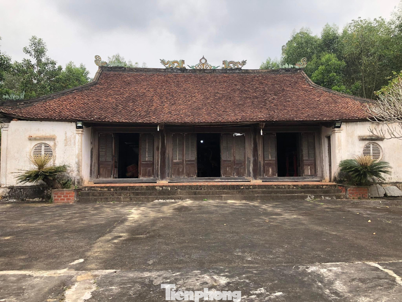 Đình Mõ rộng 4.300m2, gồm các công trình kiến trúc là nhà Bái đường, nhà Hậu cung, nhà Tả vu và Hữu vu. Nhà Bái đường được làm chủ yếu bằng gỗ lim, có chiều dài là 15,6m, chiều rộng là 7,9m, mái lợp ngói âm dương.