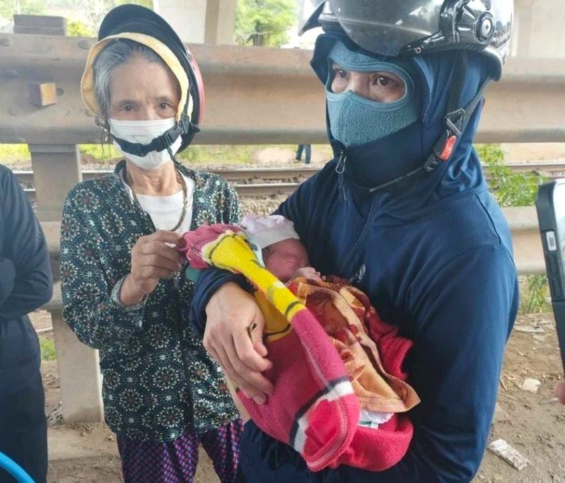 Bé trai sơ sinh được phát hiện dưới gầm cầu vượt đường sắt.