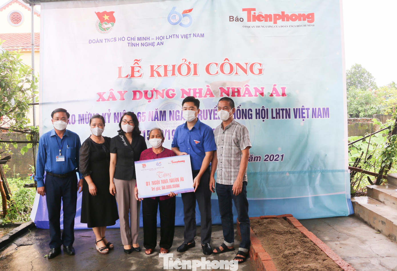 Tỉnh đoàn Nghệ An, báo Tiền Phong, chính quyền địa phương trao biển tượng trưng nhà nhân ái cho cụ Ngoan. Tỉnh đoàn Nghệ An, báo Tiền Phong, chính quyền địa phương trao biển tượng trưng nhà nhân ái cho cụ Ngoan.