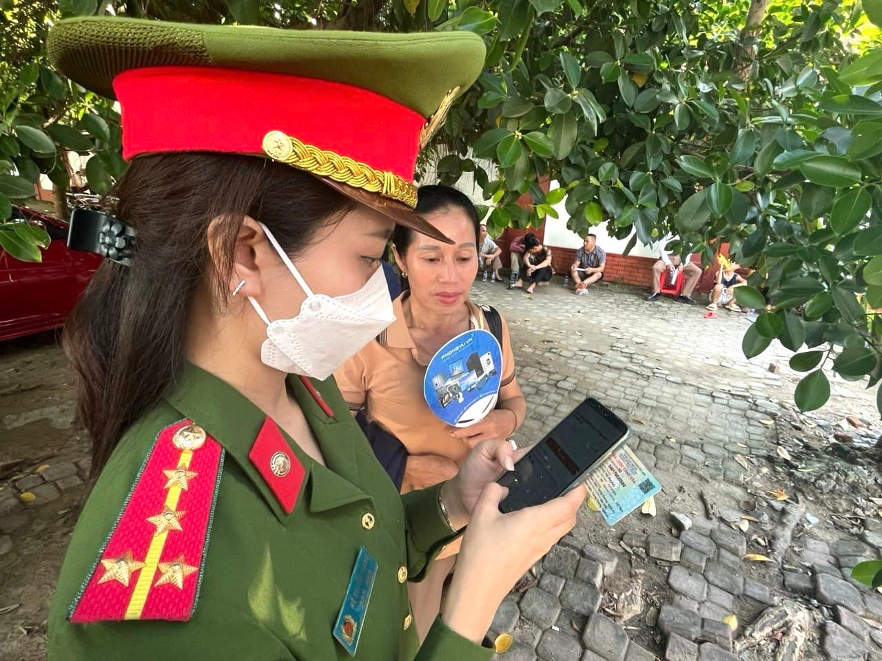 Trong thời gian diễn ra kỳ thi tốt nghiệp THPT năm 2023, Đoàn thanh niên, Hội Phụ nữ Phòng Cảnh sát QLHC về TTXH Công an Nghệ An đã triển khai lực lượng từ rất sớm, tổ chức tuần tra, kiểm soát ANTT trước và trong thời gian các thí sinh dự thi, hướng dẫn, phân luồng giao thông không để tình trạng ùn tắc giao thông, nhằm hạn chế tai nạn giao thông, mất trật tự tại các điểm diễn ra kỳ thi. Đặc biệt, các cán bộ công an luôn sẵn sàng để hỗ trợ phụ huynh, người dân cài đặt tài khoản định danh điện tử.