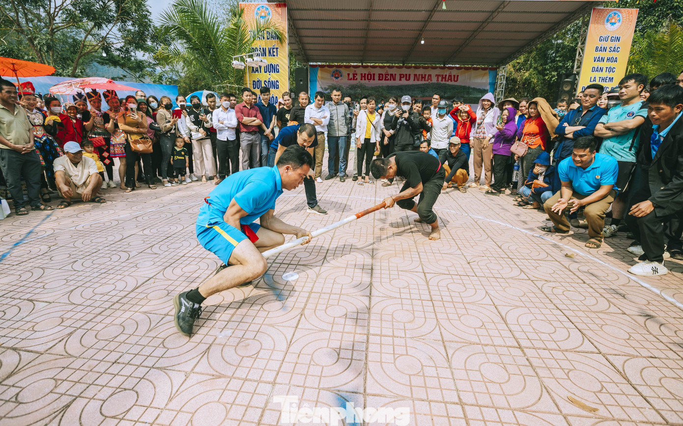 Cả trăm người hò reo, cổ vũ để người thi đấu thêm phấn khích. (Ảnh: Rạng Đông). Cả trăm người hò reo, cổ vũ để người thi đấu thêm phấn khích. (Ảnh: Rạng Đông).