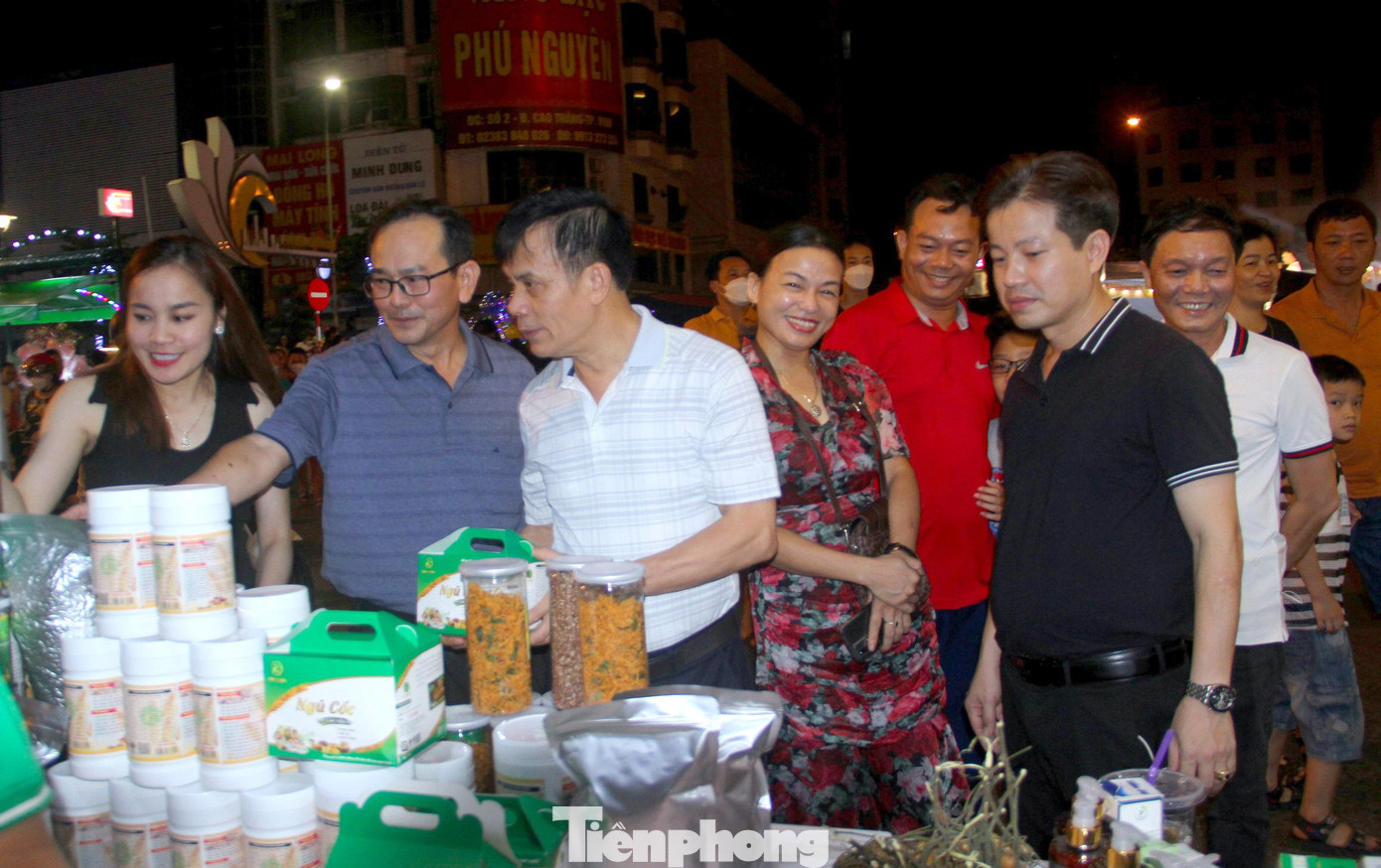 Khác với phố đi bộ chỉ hoạt động vào cuối tuần, phố đêm Cao Thắng sẽ mở cửa đón khách tất cả các đêm trong tuần.