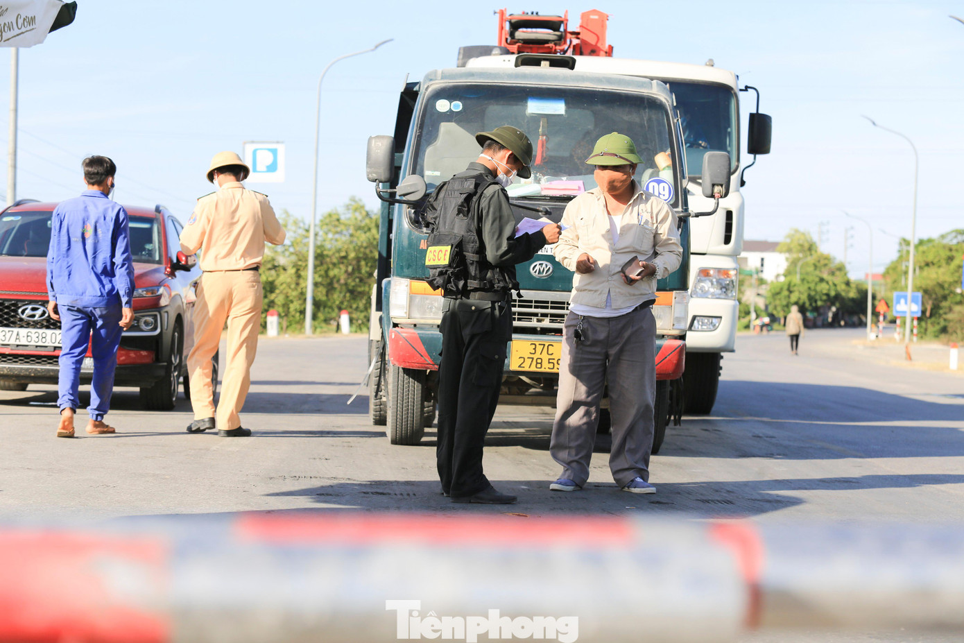 Các tài xế điều khiển phương tiện ra/vào thành phố Vinh đều phải xuất trình giấy đi đường, test nhanh hoặc xét nghiệm PCR âm tính với SARS-CoV-2.... Các tài xế điều khiển phương tiện ra/vào thành phố Vinh đều phải xuất trình giấy đi đường, test nhanh hoặc xét nghiệm PCR âm tính với SARS-CoV-2....