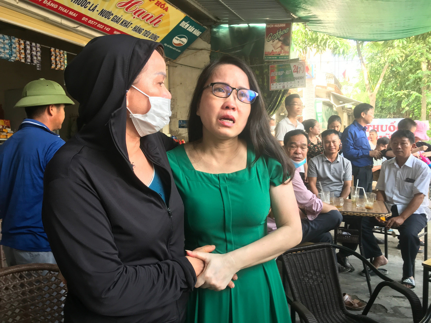 Cô Dung bật khóc khi thấy người thân, gia đình. Cô Dung bật khóc khi thấy người thân, gia đình.