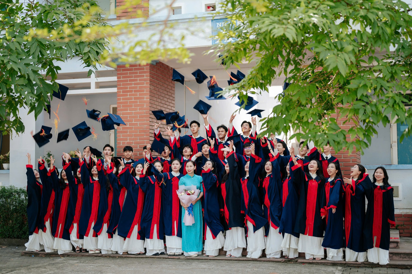 Tập thể lớp 12A1 của Lo Đức Việt. Ảnh NVCC