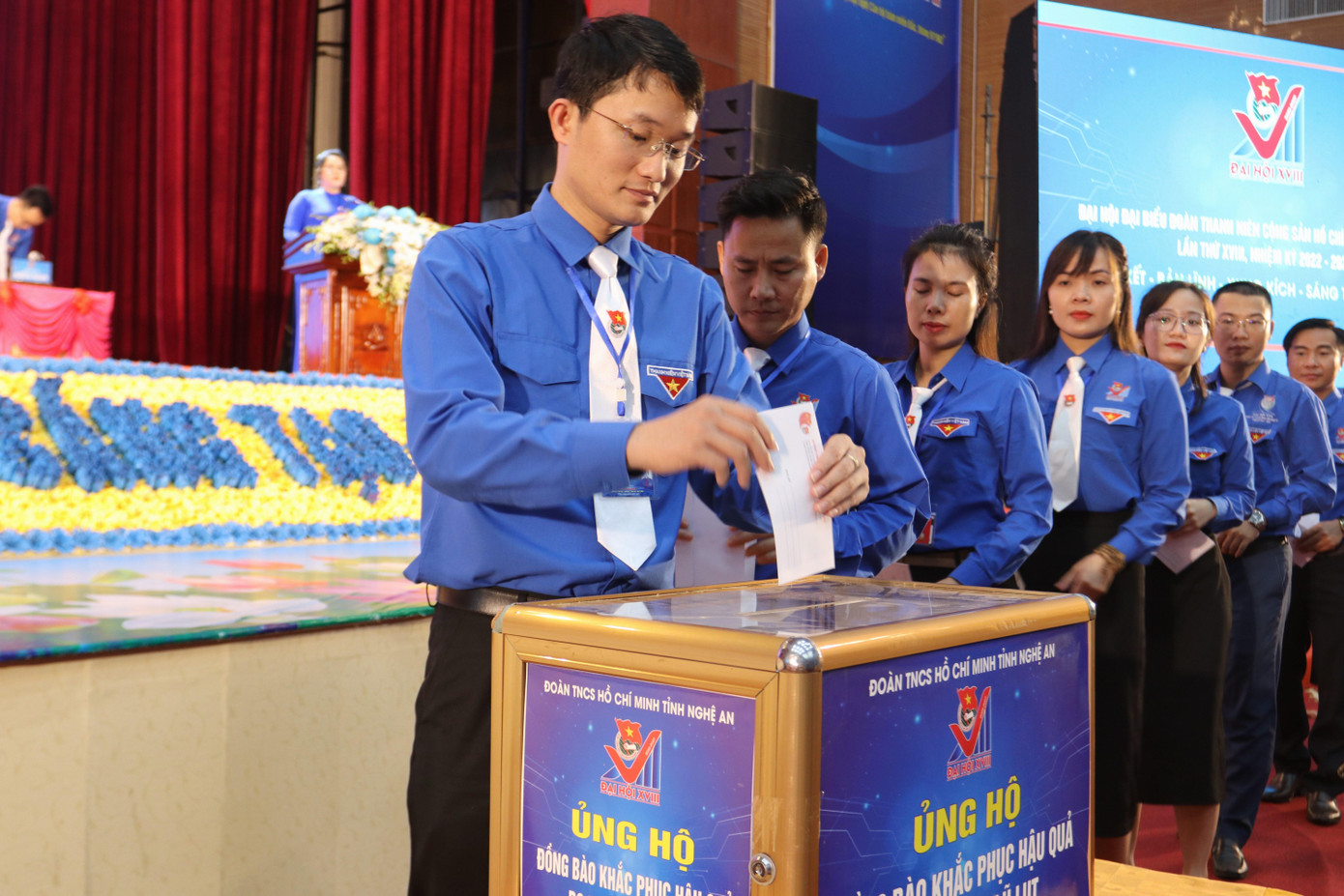 Anh Trần Linh - Phó Bí thư Tỉnh Đoàn Nghệ An ủng hộ người dân bị ảnh hưởng bởi lũ lụt.