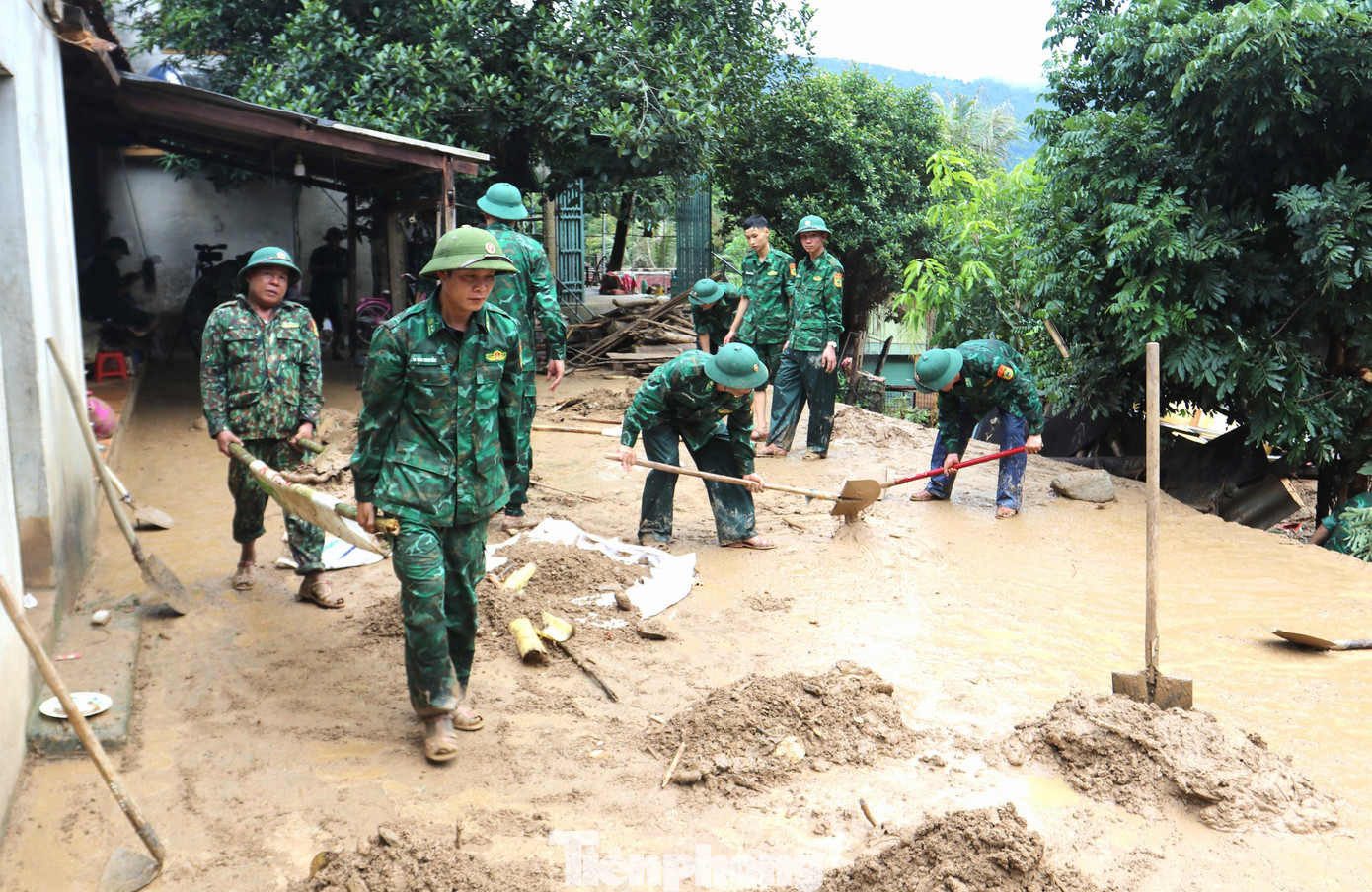 Hai ngày qua, hàng trăm bộ đội, công an, dân quân...được huy động hỗ trợ khắc phục hậu quả do trận lũ quét gây ra tại xã Tà Cạ và thị trấn Mường Xén, huyện Kỳ Sơn, tỉnh Nghệ An. Hai ngày qua, hàng trăm bộ đội, công an, dân quân...được huy động hỗ trợ khắc phục hậu quả do trận lũ quét gây ra tại xã Tà Cạ và thị trấn Mường Xén, huyện Kỳ Sơn, tỉnh Nghệ An.
