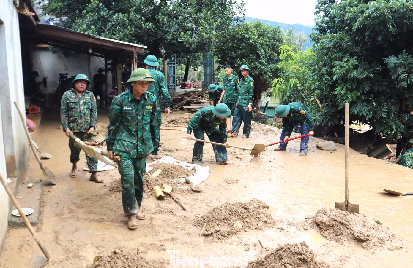Hai ngày qua, hàng trăm bộ đội, công an, dân quân...được huy động hỗ trợ khắc phục hậu quả do trận lũ quét gây ra tại xã Tà Cạ và thị trấn Mường Xén, huyện Kỳ Sơn, tỉnh Nghệ An.