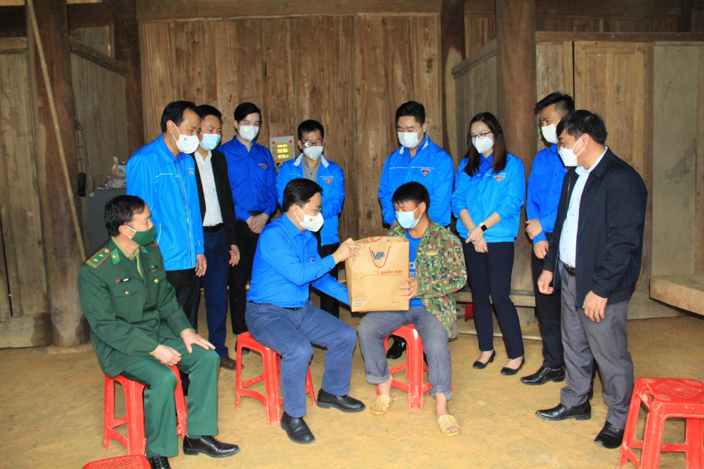 Anh Nguyễn Anh Tuấn cùng đoàn công tác thăm, tặng quà cho hộ gia đình anh Xồng Bá Xử - Hộ gia đình di dân lập nghiệp tại Làng Thanh niên lập nghiệp biên giới Tam Hợp.