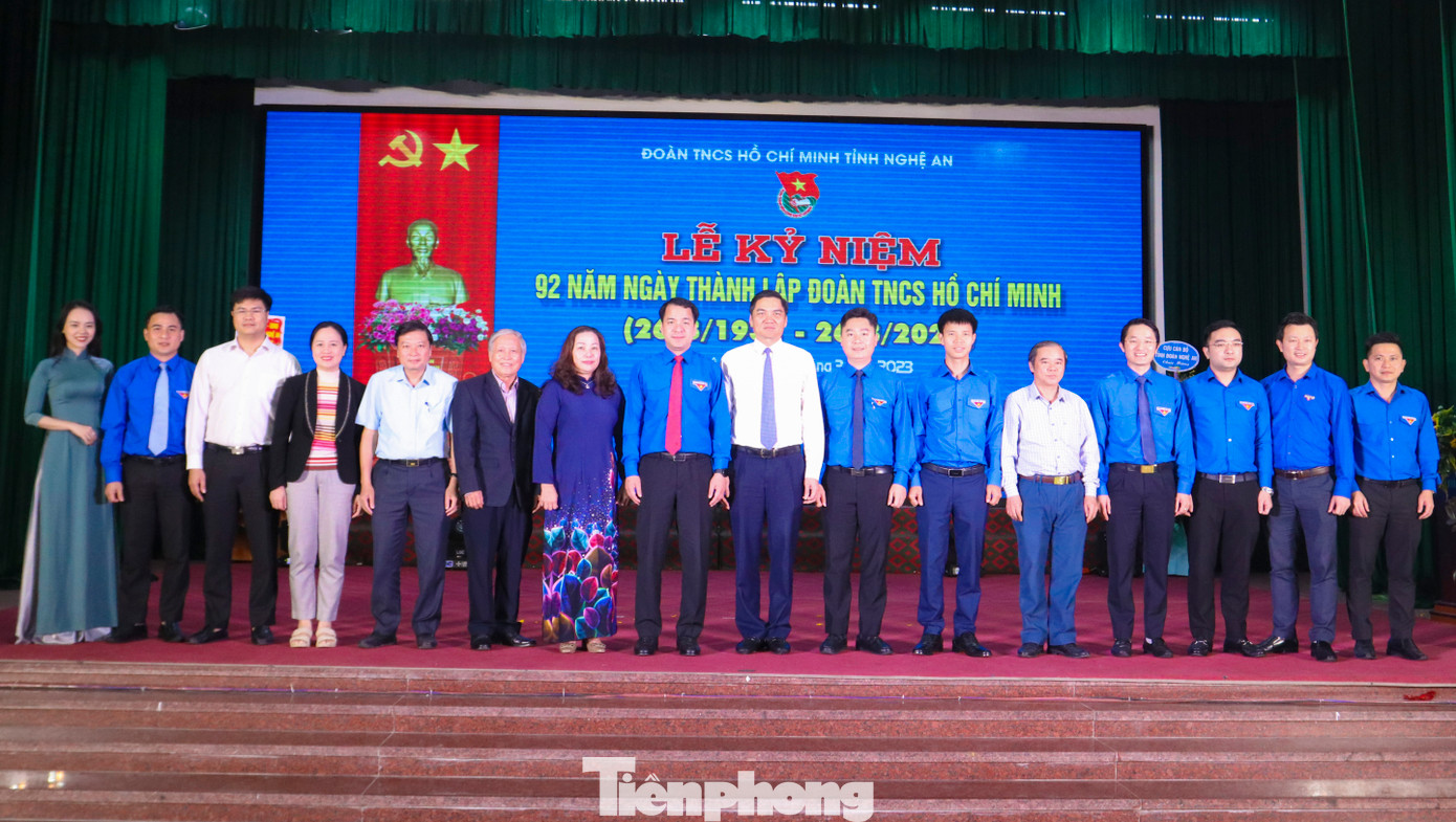 Đại biểu chụp hình lưu niệm tại buổi lễ.