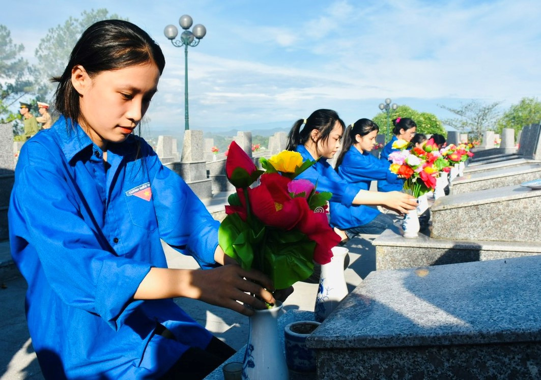 Tuổi trẻ Hà Tĩnh cùng đơn vị phối hợp đợt này đã thay mới 2.807 bình hoa và 8.560 bông hoa sen tại các phần mộ với tổng trị giá 171 triệu đồng. Đồng thời, tổ chức chỉnh trang, vệ sinh môi trường trong khuôn viên các nghĩa trang.