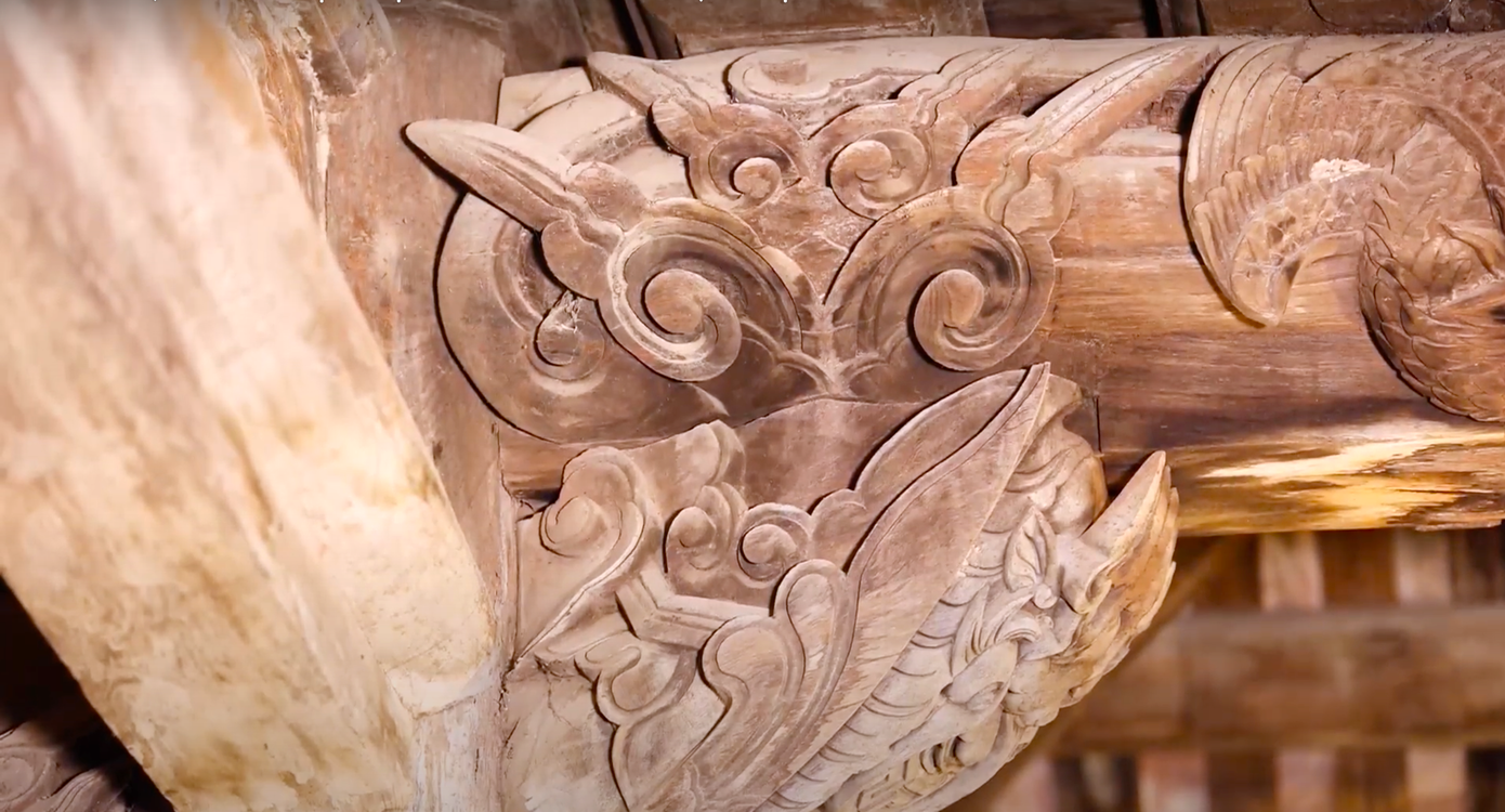 Trên các cột gỗ đều được trang trí dày đặc, kỹ thuật chạm khắc tinh xảo, đề tài phong phú, đa dạng.