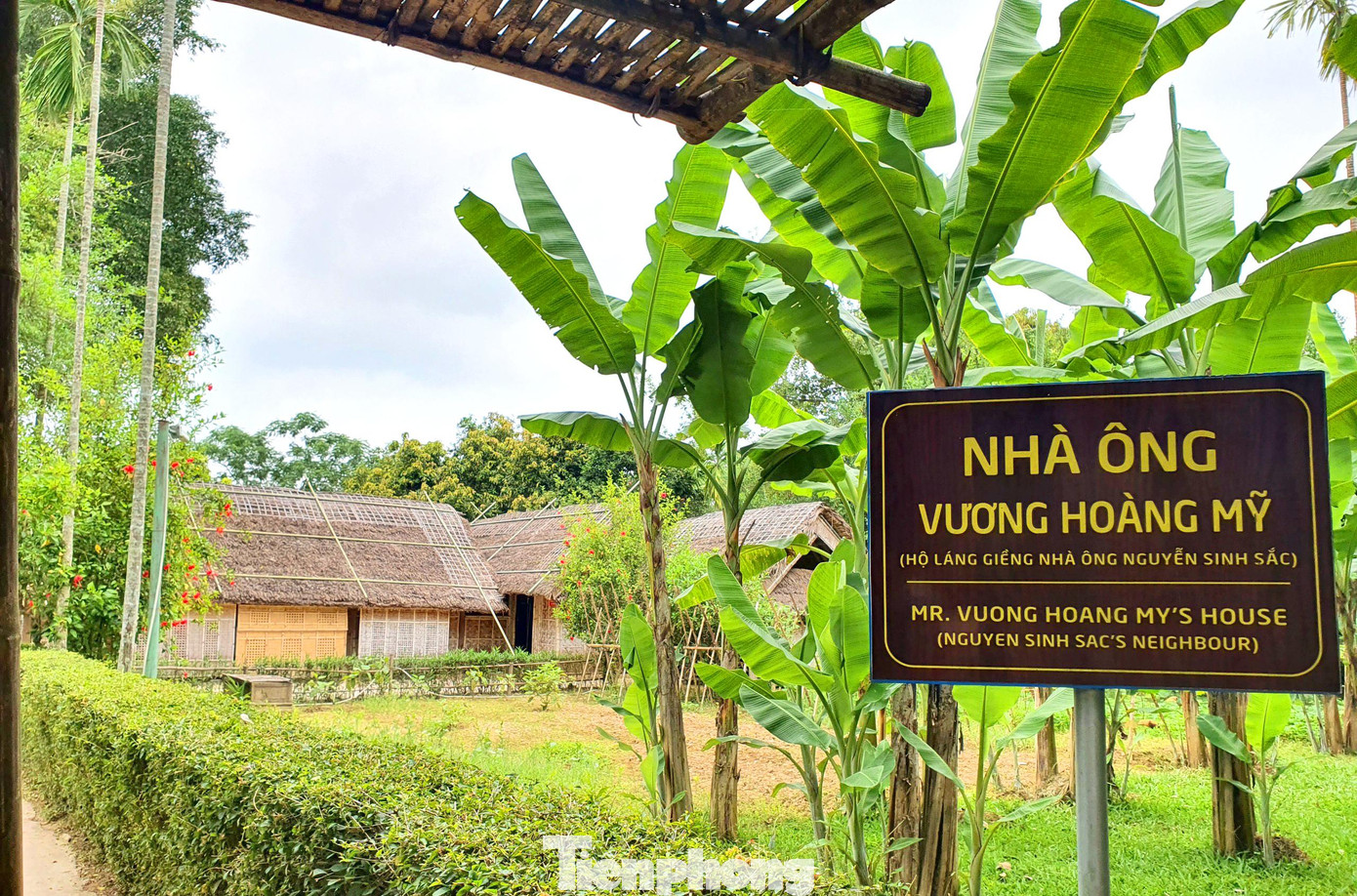 Những nhà hàng xóm với mái nhà tranh đơn sơ, phía trước trồng hoa mẫu đơn, bụi chuối, hàng cau… được phục dựng lại tạo nên không gian một làng Việt cổ bình yên, thôn dã.