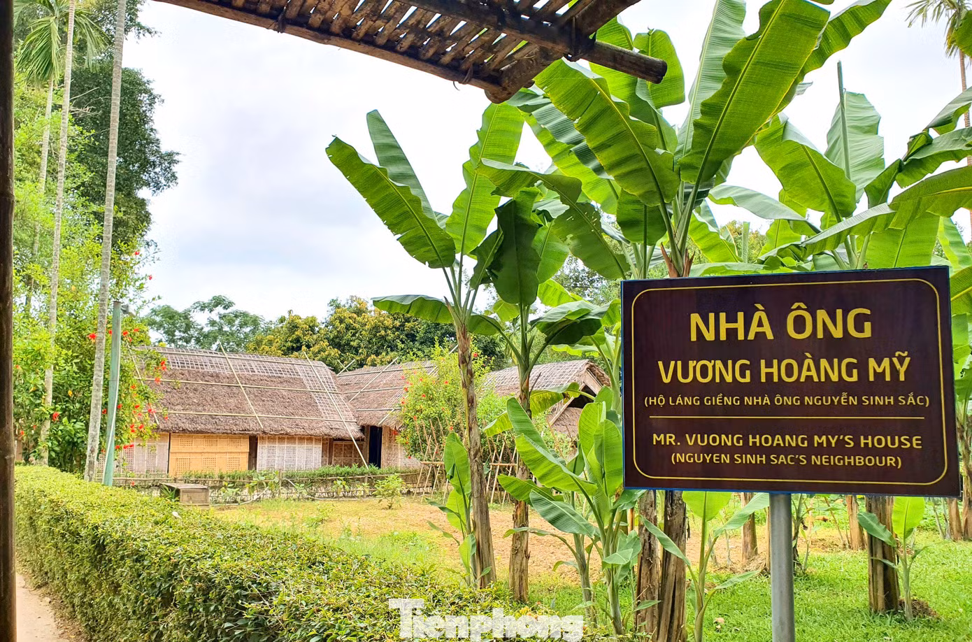 Những nhà hàng xóm với mái nhà tranh đơn sơ, phía trước trồng hoa mẫu đơn, bụi chuối, hàng cau… được phục dựng lại tạo nên không gian một làng Việt cổ bình yên, thôn dã.