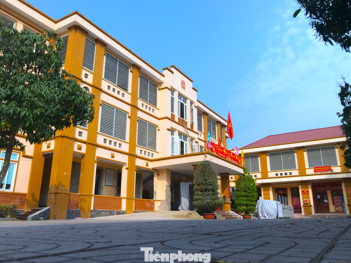 Thời gian qua, trên một số diễn đàn mạng xã hội xôn xao thông tin về trụ sở UBND xã Hưng Hòa (TP. Vinh, Nghệ An) đang sạch đẹp, khang trang lại bị đập rồi xây sửa để quay hướng của tòa nhà. Nhiều ý kiến cho rằng, việc đập sửa trụ sở khi còn đang khang trang là không cần thiết và lãng phí.