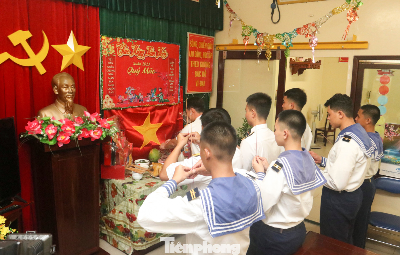 Thắp nén hương thơm trong giây phút chuyển giao năm cũ, năm mới được cán bộ, chiến sỹ hải quân thắp lên là lời hứa, mệnh lệnh trái tim "Còn người, còn Nhà giàn".