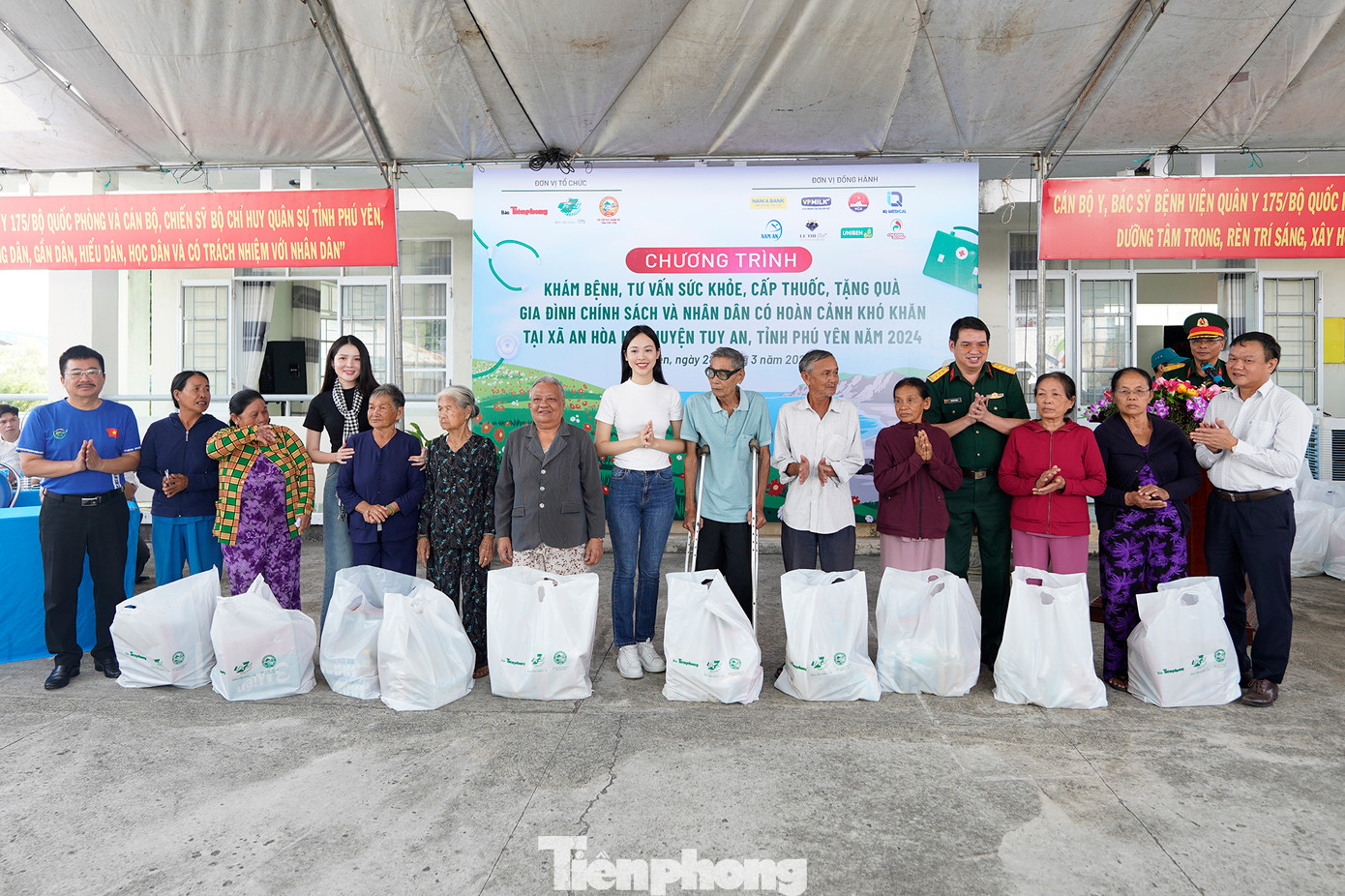 Ban Tổ chức chương trình tặng nhiều suất quà ý nghĩa cho gia đình chính sách, hộ dân có hoàn cảnh khó khăn. Ban Tổ chức chương trình tặng nhiều suất quà ý nghĩa cho gia đình chính sách, hộ dân có hoàn cảnh khó khăn.