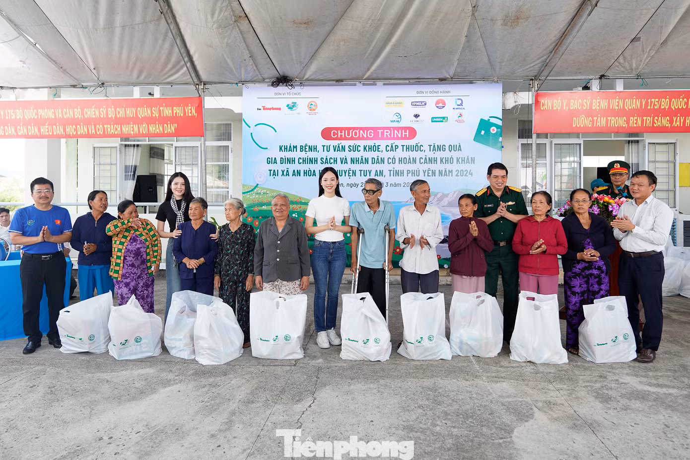 Ban Tổ chức chương trình tặng nhiều suất quà ý nghĩa cho gia đình chính sách, hộ dân có hoàn cảnh khó khăn.