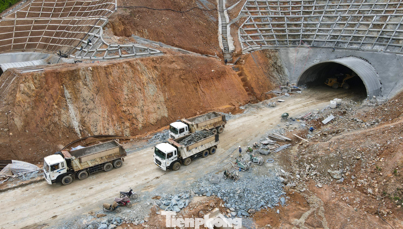 Đoạn cao tốc Vũng Áng - Bùng thuộc dự án cao tốc Bắc - Nam phía Đông giai đoạn 2021 - 2025 với chiều dài 55,34km (qua Hà Tĩnh 12,9km; Quảng Bình 42,44km). Dự án có tổng mức đầu tư 12.548 tỷ đồng do Ban QLDA 6 (Bộ GTVT) làm chủ đầu tư. Trong ảnh, đơn vị thi công huy động nhân lực và máy móc tập trung thi công hai ống hầm xuyên núi dài 716m và 840m.