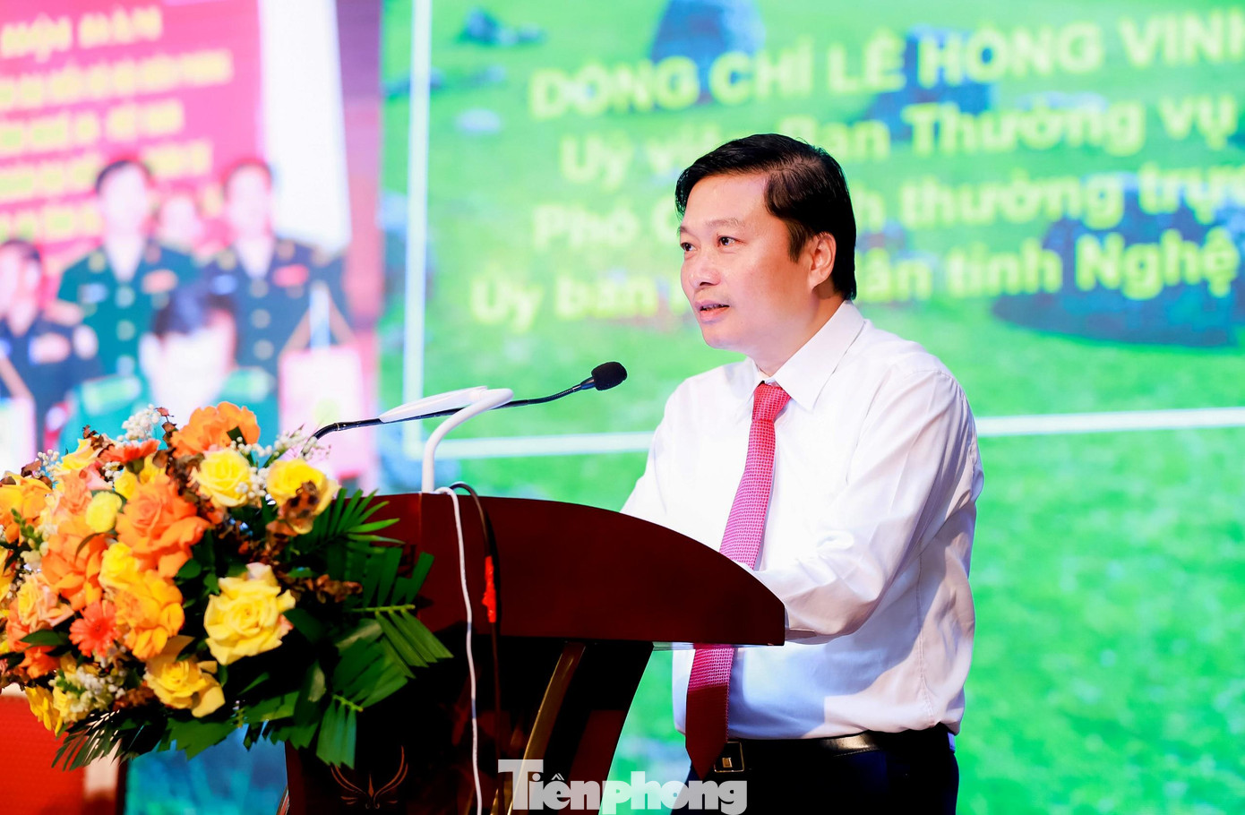 Ông Lê Hồng Vinh - Phó Chủ tịch Thường trực UBND tỉnh Nghệ An trình bày tham luận tại hội thảo.