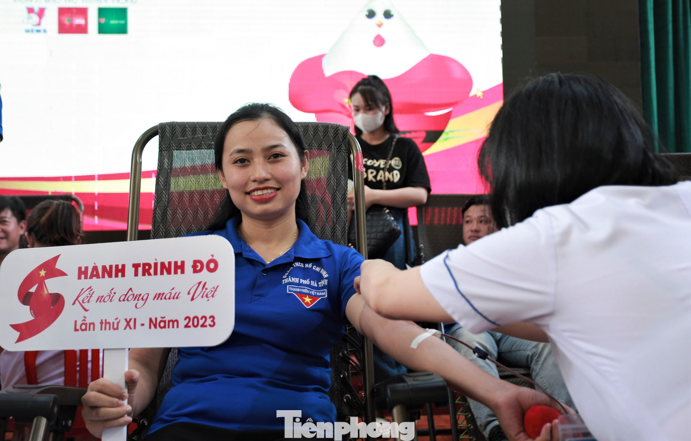 Rất đông lực lượng từ công an, biên phòng, đoàn viên thanh niên và các đơn vị đoàn thể đến hiến máu trong ngày hội.