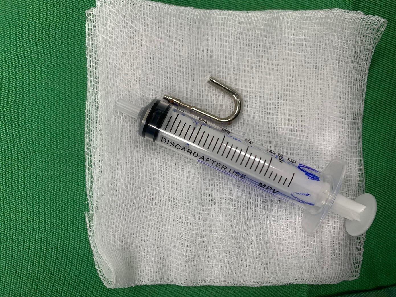 Chiếc móc sắt được gắp ra ngoài Chiếc móc sắt được gắp ra ngoài