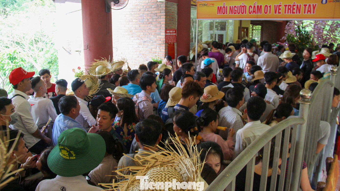 Vào ngày khai hội hoặc lễ, Tết, du khách đổ về vãn cảnh chùa rất đông, chật kín khu vực cáp treo.