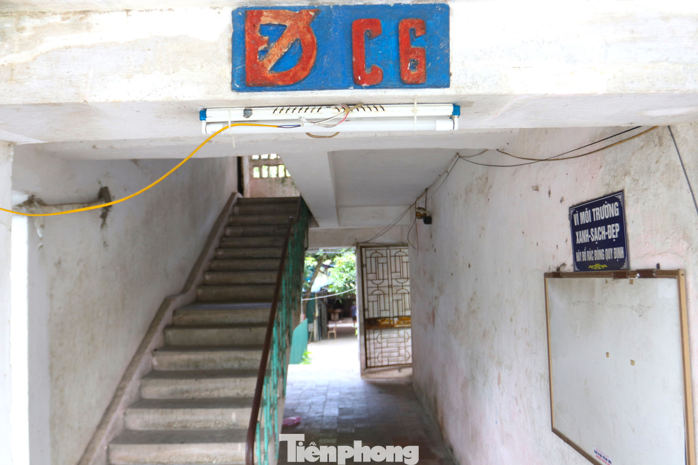 Nhiều vị trí của tòa chung cư xuống cấp, những mảng trần bị rơi vỡ lộ cả những thanh thép gỉ sét.