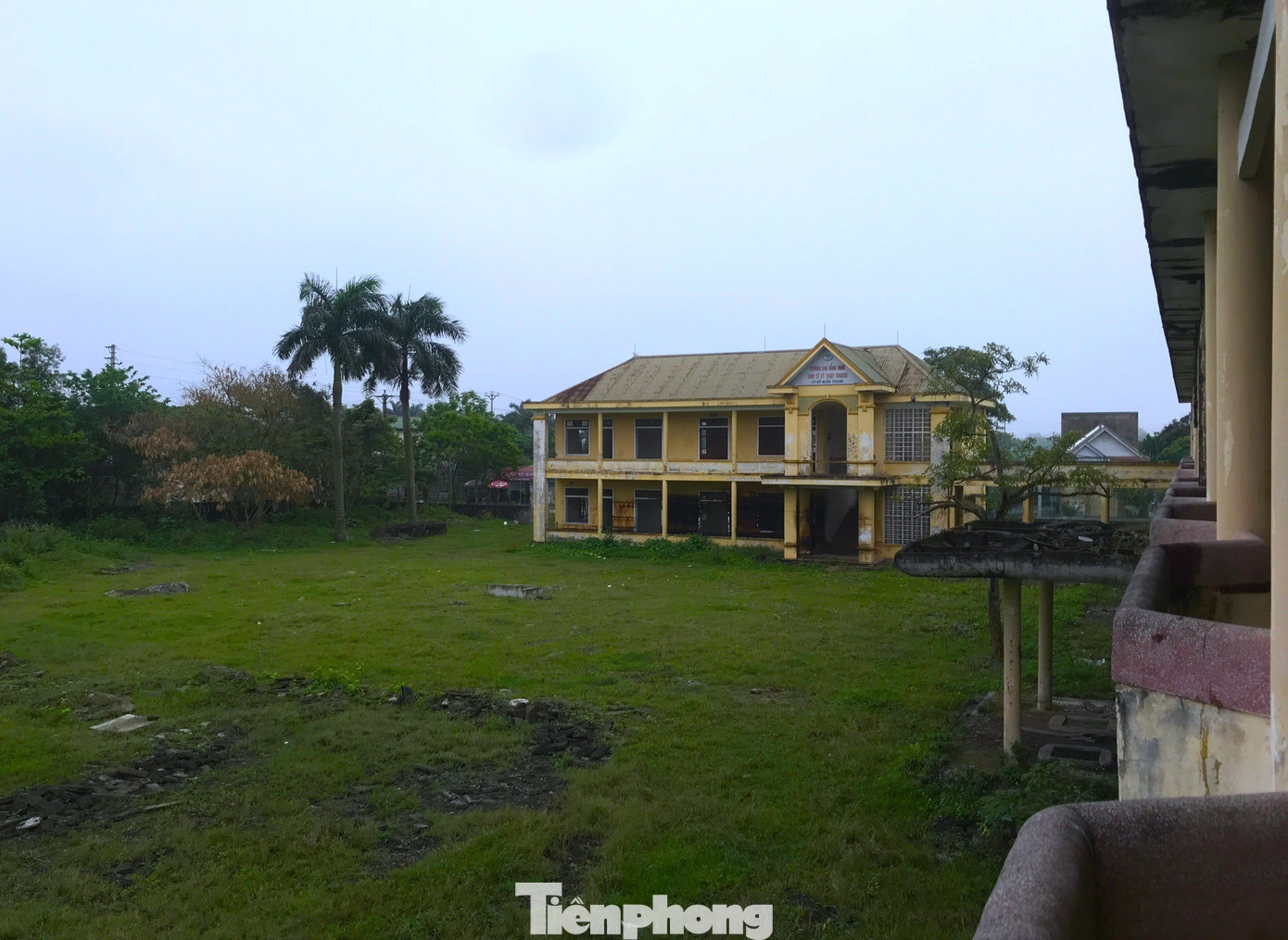 Thời gian qua, nhiều phụ huynh trên địa bàn phường Đông Vĩnh (TP. Vinh, Nghệ An) trăn trở và bức xúc về việc trên địa bàn phường này không có trường cấp 2 dẫn đến việc học sinh cả phường phải đi học nhờ ở một số phường lân cận.