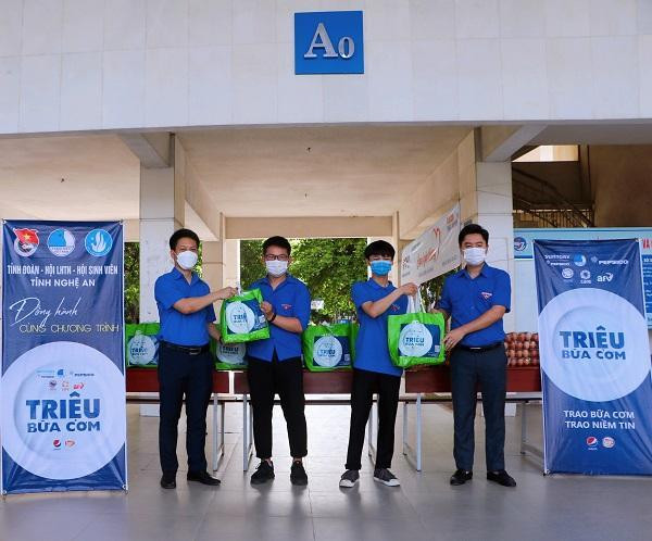 Anh Lê Văn Lương - UVBCH Trung ương Đoàn, Bí thư Tỉnh đoàn trao các suất nhu yếu phẩm cho sinh viên trường Đại học Vinh đang chịu ảnh hưởng bởi dịch bệnh COVID - 19. Anh Lê Văn Lương - UVBCH Trung ương Đoàn, Bí thư Tỉnh đoàn trao các suất nhu yếu phẩm cho sinh viên trường Đại học Vinh đang chịu ảnh hưởng bởi dịch bệnh COVID - 19.