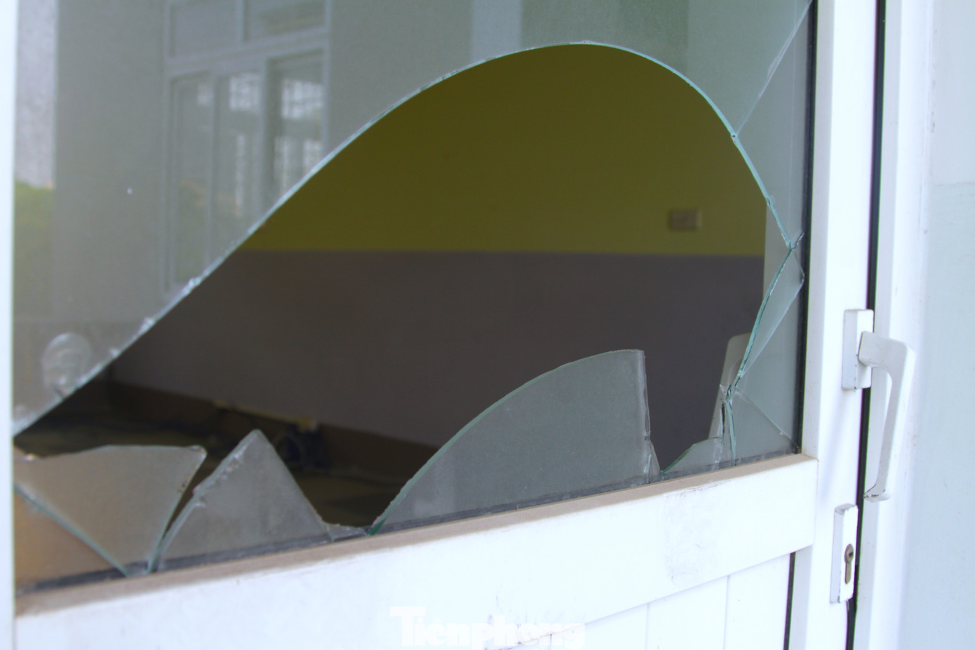 Nhiều cửa kính bên trong tòa nhà đã bị vỡ nát.