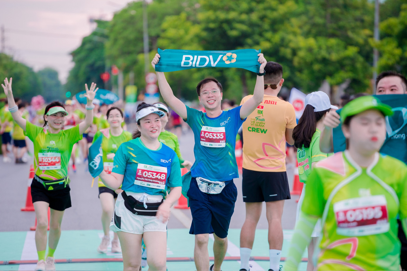 Màu cờ, sắc áo BIDV tỏa sáng tại giải chạy. Màu cờ, sắc áo BIDV tỏa sáng tại giải chạy.
