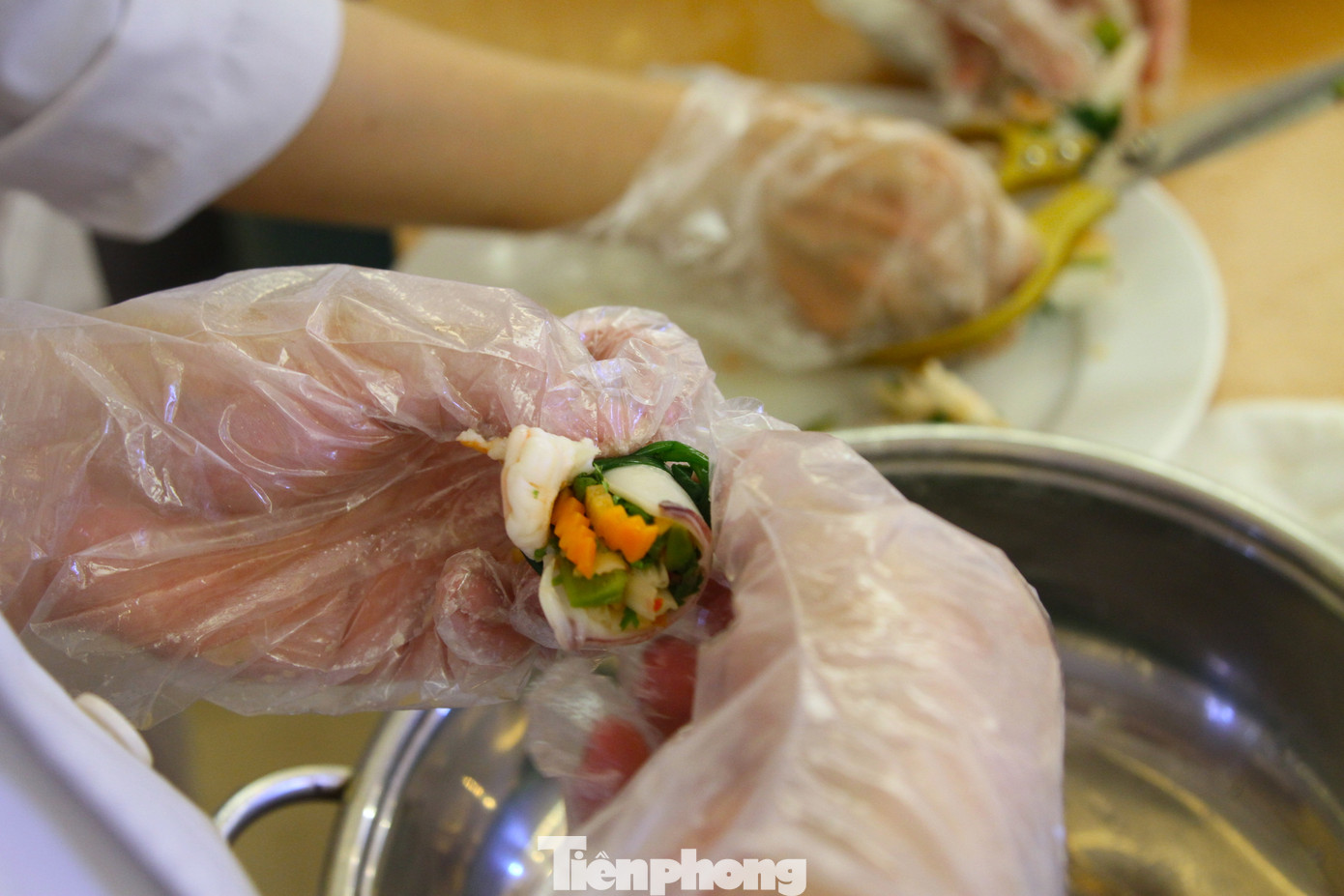 Mỗi đội thi có năm đầu bếp. Mỗi người được phân công làm một nhiệm vụ hoặc một món để đảm bảo đúng thời gian cuộc thi.