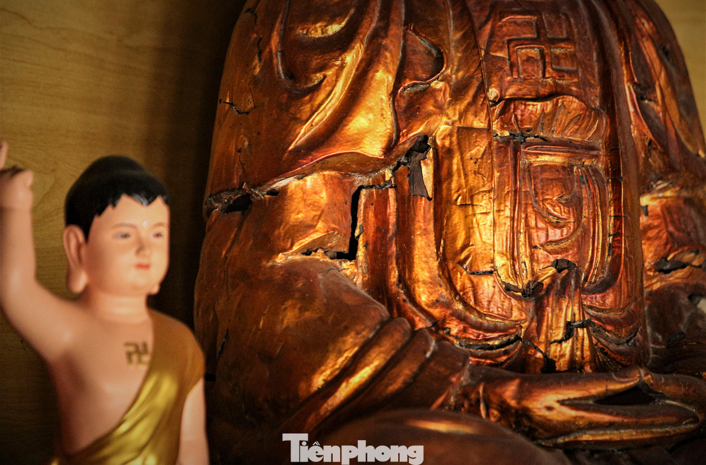 Tượng phật thờ tại chùa đã hư hỏng, nứt gãy.