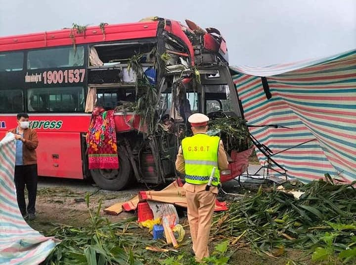 CSGT Có mặt điều tra làm rõ nguyên nhân vụ tai nạn.