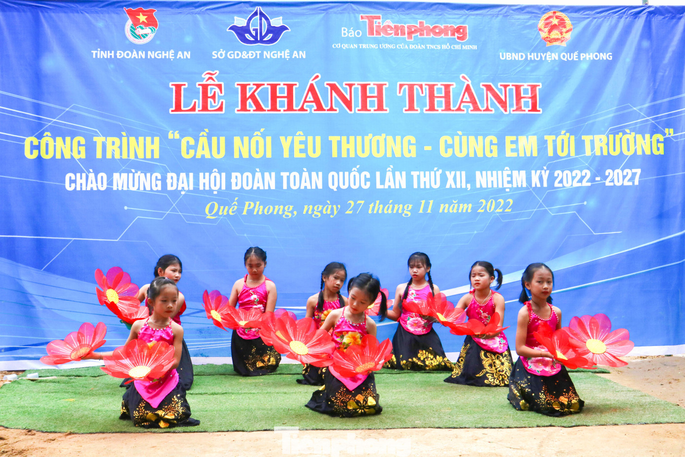 Đây là cầu thứ 2 được khánh thành trong 3 cầu dân sinh thuộc chuỗi chương trình “Cầu nối yêu thương – cùng em tới trường” do Sở GD&amp;ĐT Nghệ An, Báo Tiền Phong, Tỉnh Đoàn Nghệ An phối hợp kêu gọi xây dựng trong năm 2022 nhằm chia sẻ những khó khăn, hỗ trợ trẻ em, người dân khu vực vùng sâu, vùng xa ổn định cuộc sống, sản xuất, học tập và chào mừng Đại hội đại biểu Đoàn TNCS Hồ Chí Minh tỉnh Nghệ An lần thứ XVIII, Đại hội Đoàn toàn quốc lần thứ XII, nhiệm kỳ 2022 - 2027; cùng với đó, tiếp nối thành công của công trình “Cầu thanh niên - Cùng em vượt lũ” tại bản Lưu Thắng, xã Chiêu Lưu, (huyện Kỳ Sơn).