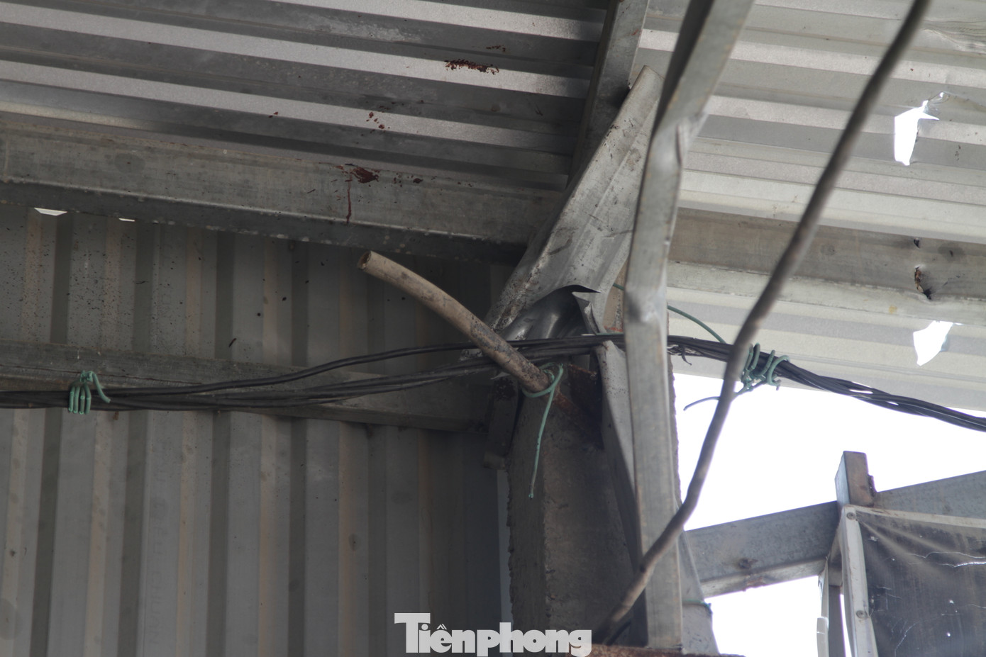 Nhiều điểm, khung sắt mái tôn gara bị các mảnh vỡ cắt đứt, cong vênh.