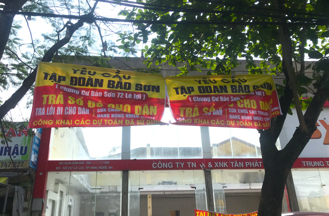 Người dân còn treo một số băng rôn lên cây và ở hành lang, cửa sổ của tòa chung cư.