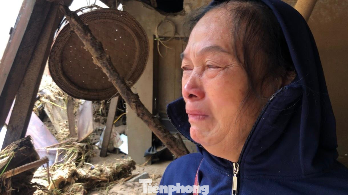 Những trận lũ trước chỉ có nước dâng lên chứ trận lũ này kéo theo đất đá, cây cối tàn phá bản làng. Giờ mất hết, không biết phải sống sao!", bà Vang Thị Bình (SN 1960) nghẹn ngào.