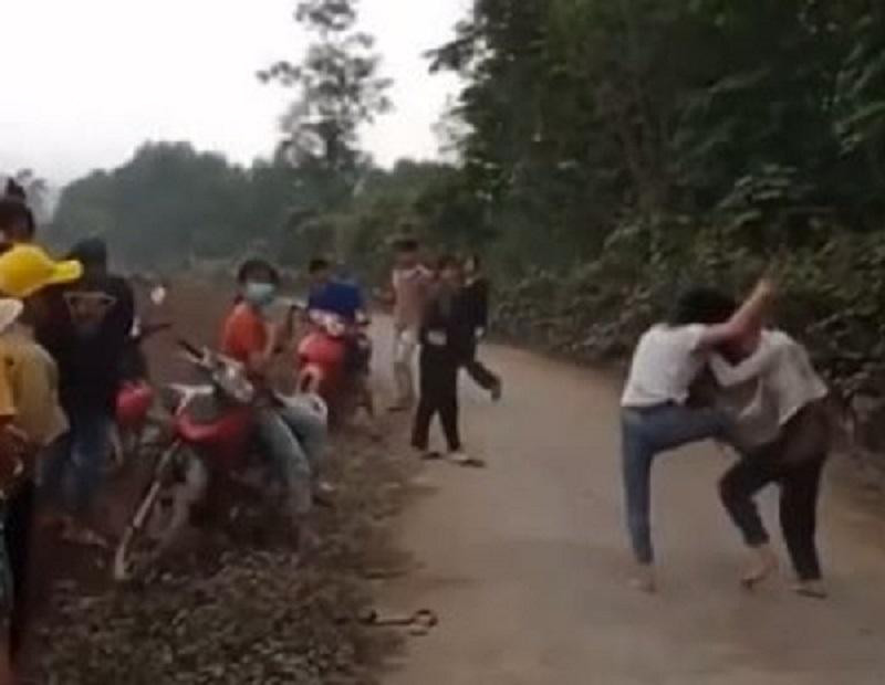 Hai nữ sinh đánh nhau trước sự chứng kiến của nhiều người. Ảnh cắt từ clip.