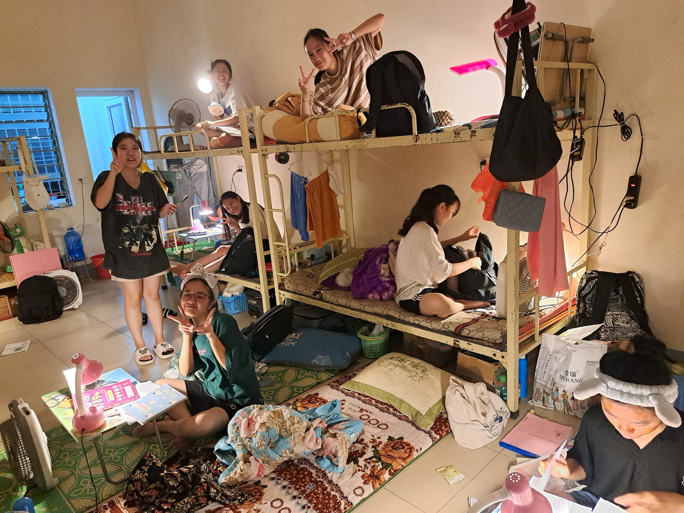 Ngoài giờ học ôn căng thẳng, các em học sinh cũng có những giây phút vui đùa để giải trí.