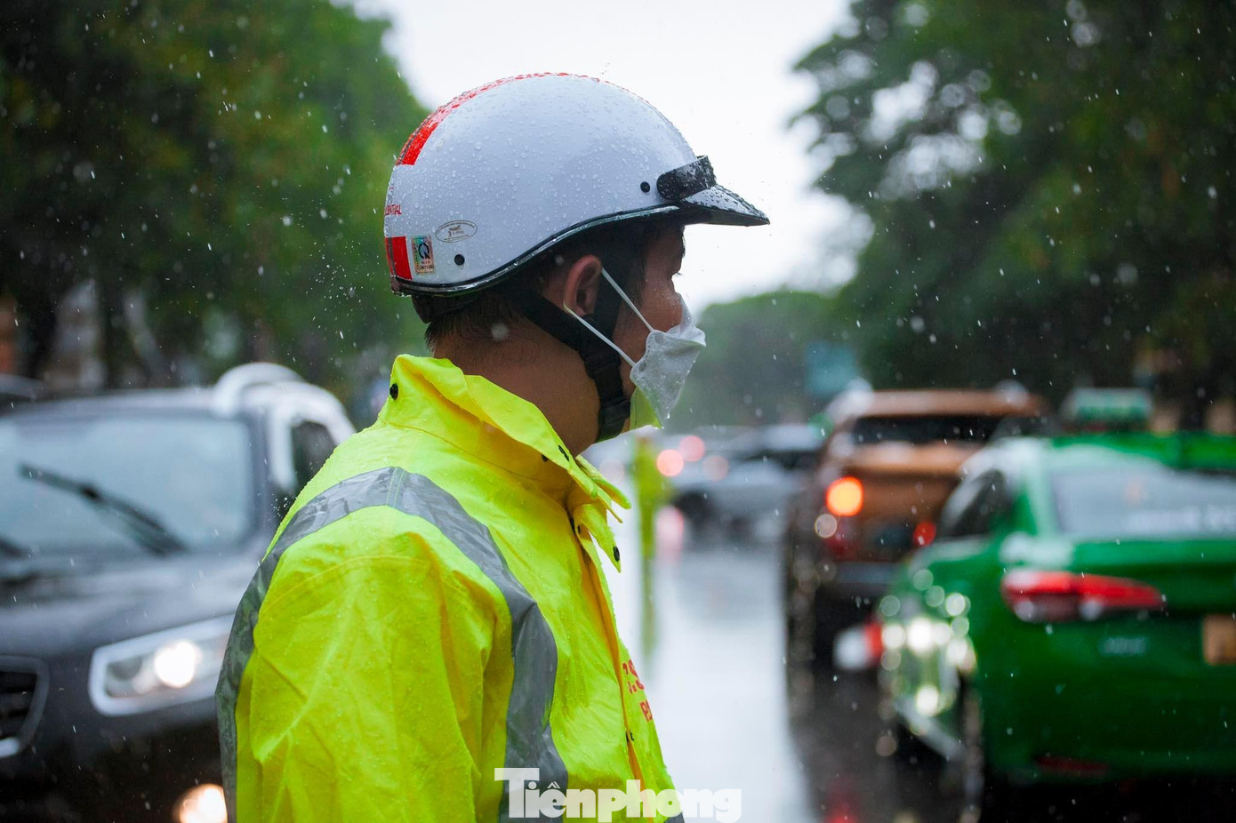 Nhằm đảm bảo cho thí sinh đến điểm thi đúng thời gian quy định, lực lượng CSGT luôn có mặt để phân làn, hướng dẫn cung đường nhanh và an toàn nhất.