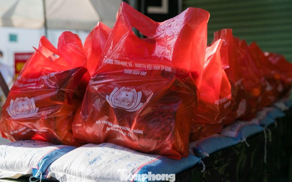 Tại "Gian hàng 0 đồng" người dân có thể nhận gạo, rau, củ, quả, nước mắm... Tại "Gian hàng 0 đồng" người dân có thể nhận gạo, rau, củ, quả, nước mắm...